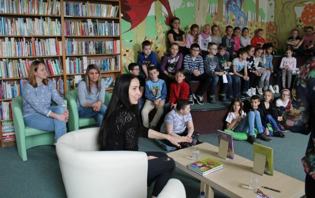 Beseda žiakov s trenčianskou autorkou M. Demitrovou nielen o jej novej knižke Príbehy z Veterníkova