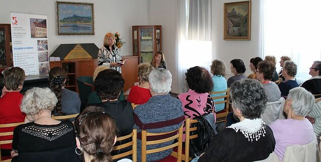 Beseda so známou slovenskou speváčkou, spisovateľkou, lekárkou M. Laiferovou v trenčianskej knižnici