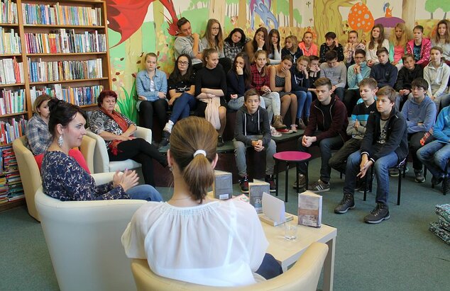 Beseda školákov s obľúbenou autorkou kníh pre mládež E. Rúčkovou v trenčianskej knižnici